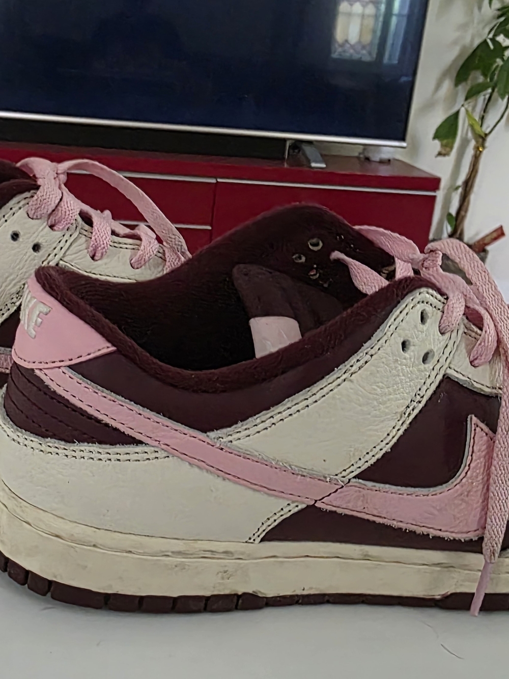 Nike Valentines Day Low Size 11 Burgundy and Light Pink